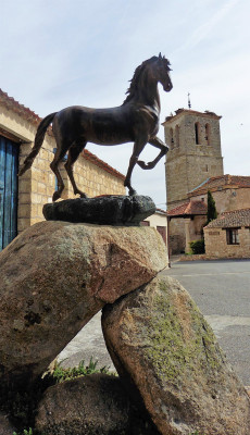 Valdeprados Caballo de Luis Sanguino e Iglesia de Santa Eulalia.jpg