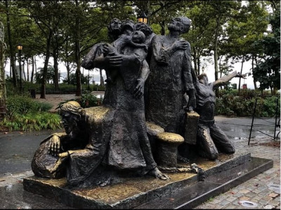 Los emigrantes de Luis Sanguino Monumento ubicado en Nueva York.jpg