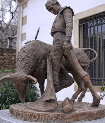 Luis Sanguino a Julio Robles torero de Salamanca.jpg