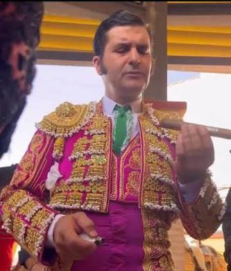 Morante fumando un puro.jpg