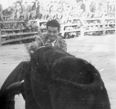 Cano novillero entra a matar.jpg