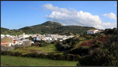 Es Mercadal con el monte Toro al fondo en Menorca.jpg