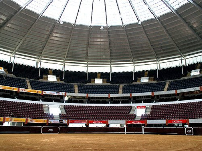 El Domo centro de Espectáculos acondicionado como plaza de toros.jpg