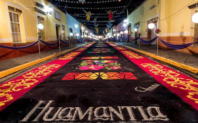 Huamantla alfombras de flores y serrín.jpg