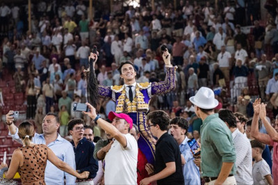 roca Rey en Murcia dos orejas y rabo.jpg