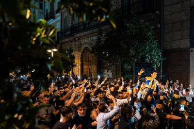 Roca Rey a hombros calles de Valencia.jpg
