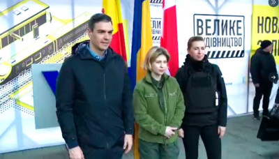 Pedro Sánchez en kiev con la primera ministra danesa Frederiksen.jpg
