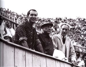 Pablo Picasso, Luis Miguel Dominguín y Jean Cocteau en la plaza de Arles.jpg