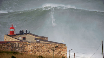 Olas gigantes en Nazaré.jpeg