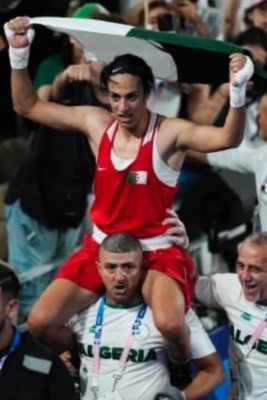 mujer con pene de Argelia a hombros.jpg