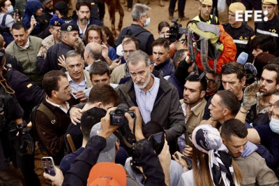 El Rey aguanta hasta escuchar a los vecinos, Mazón al lado.jpg