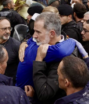 El rey se abraza con la gente.jpg
