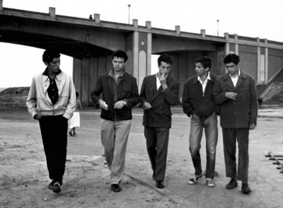 Los golfos de Carlos Saura bajo puente de La Elipa.jpg