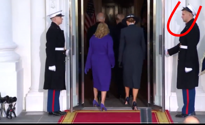 Trump y el guardia con flequillo.png