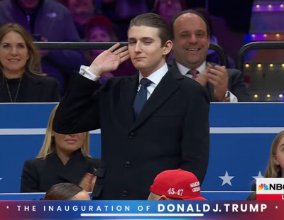 El joven Trump con la mano a la oreja y los ojos de mirada concentrada.jpg